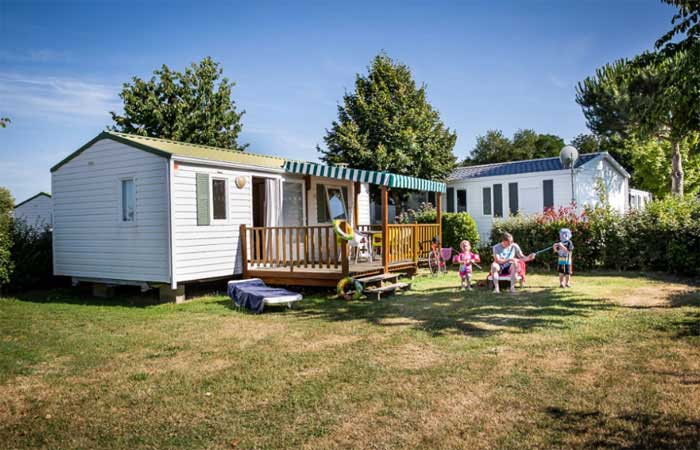 Camping Le Pin Parasol à La Chapelle Hermier